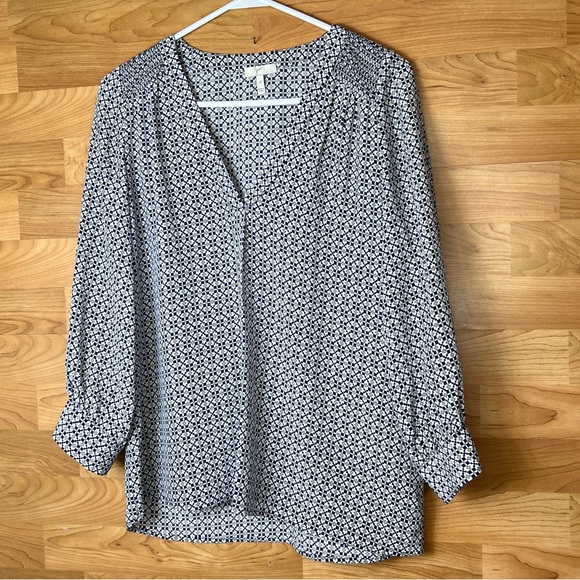 Joie XS 100% Silk Geo Print 3/4 Sleeve w/double button cuff & V-Neck w/P - Picture 1 of 9